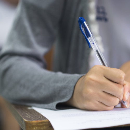 Cel mai tânăr candidat la bacalaureatul din Franța în 2025 are doar opt ani, marcând un record în istoria acestui examen, anunță Ministerul Educației Naționale. Potrivit digi24.ro, acest elev, aflat la vârsta pentru școala primară, se înscrise ca candidat independent la sesiunea de bacalaureat, care va începe pe 16 iunie cu proba de filosofie. Ministrul Educației nu a dezvăluit încă detalii despre identitatea sa.