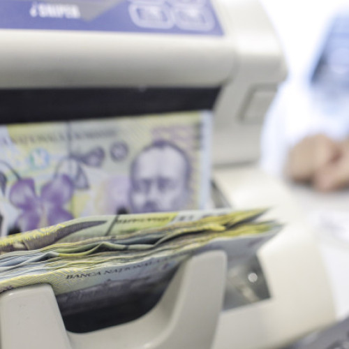 O propunere controversată pentru echilibrarea bugetului a fost discutată în cercurile guvernamentale, potrivit digi24.ro. Surse politice notează că, pe lângă creșterile de taxe și reducerea cheltuielilor din sectorul public, mediul de afaceri a avansat ideea unei taxe universale aplicate tuturor tranzacțiilor financiare. Această taxă ar viza orice mișcare de bani din economie, conform sursei citate.
