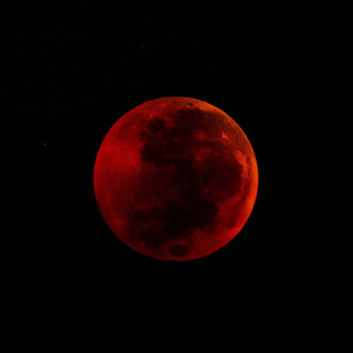 Eclipsă totală de Lună, vizibilă în România, într-un spectacol ceresc rar