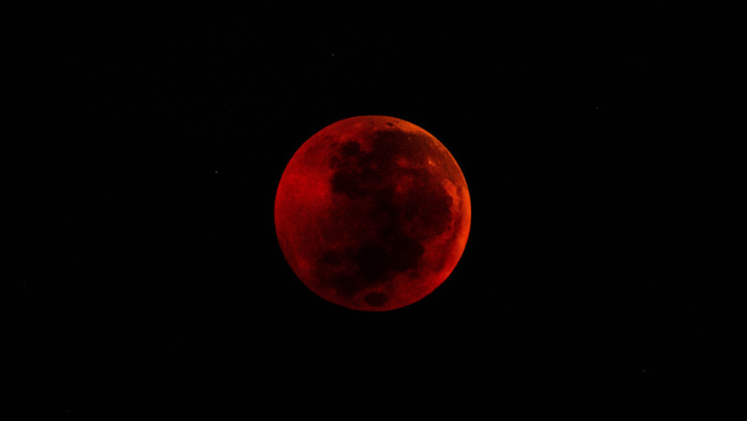 Eclipsă totală de Lună, vizibilă în România, într-un spectacol ceresc rar