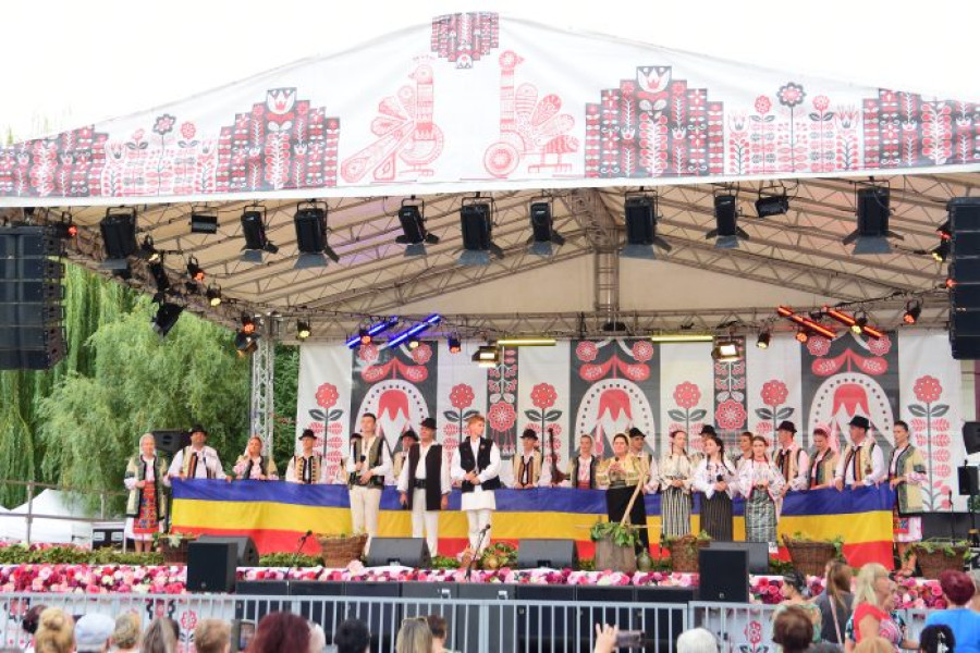 Festival folcloric Otopeni reunește ansambluri, orchestre și talente locale