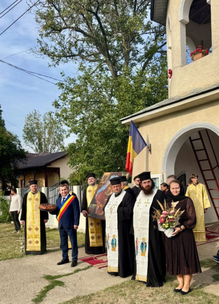 Credincioșii sărbătoresc cu procesiune și rugăciuni la biserica din sat