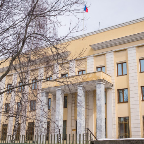 Bărbat oprit înainte să intre cu mașina în incinta Ambasadei Rusiei la București