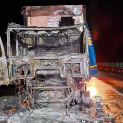 Un autotren cu apă și sucuri a ars complet pe autostrada A3 în județul Cluj